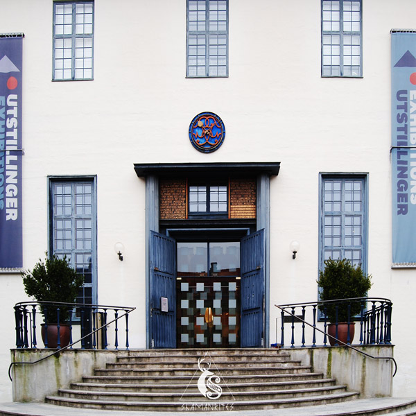 puerta del museo de folklore noruego 