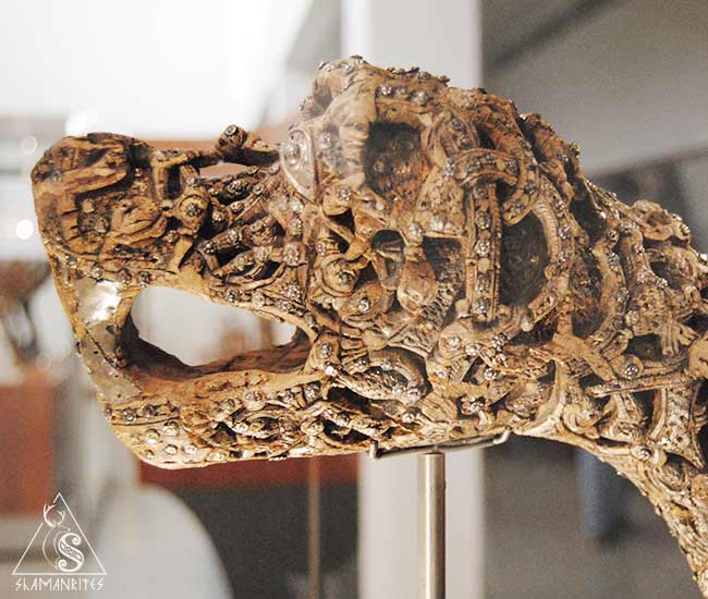 cabeza de animal tallada del museo de barcos vikingos de Oslo